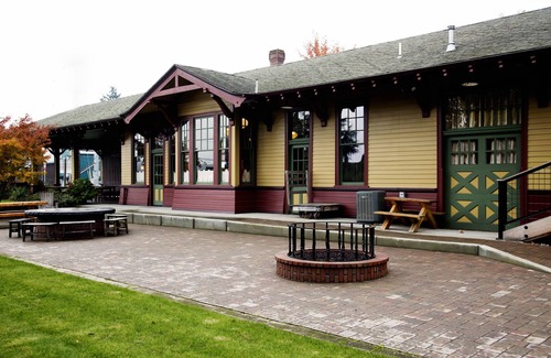 Carlton Apartment | Stay & Play Winery Loft #2 in Historic Downtown Carlton