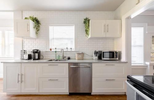 King House | Stay Portland Collection- Trendy 4BR 2BA Bungalow in Alberta Arts District!