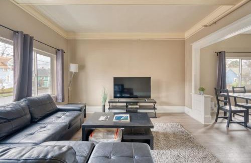 King Apartment | Stay Portland - Elegant & Airy 3BR 2BA in NE Portland