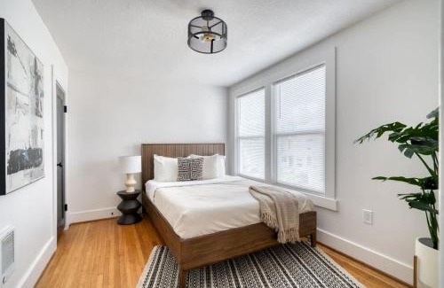 Buckman Neighborhood Apartment | Stay Portland - La Casa Burnside -Local Eateries -Shops - Bars