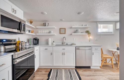 Richmond House | Stay Portland - Vibrant Portland Getaway, Chic Flat