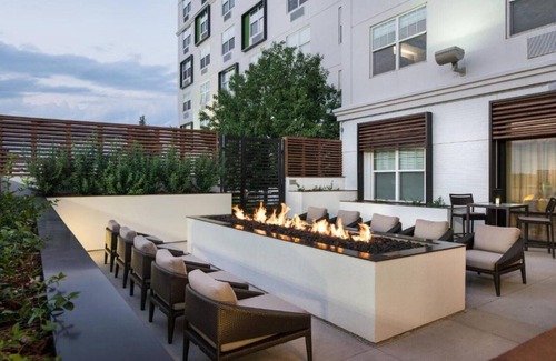 Gateway House | Stay Relaxed, We'll handle the Rest. Courtyard Gateway Park.