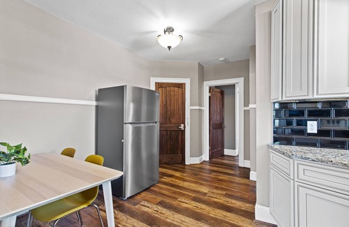 The Southampton Apartment | Stay STL*Long Term Stays*Private Balcony*Pets