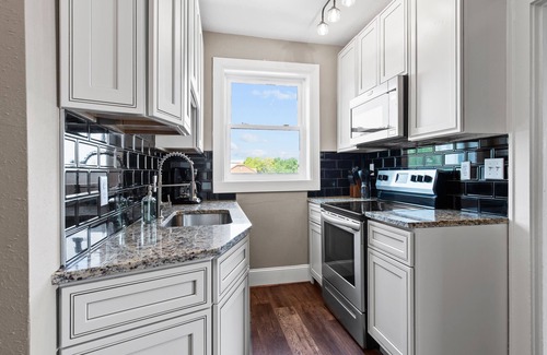 The Southampton Apartment | Stay STL*Long Term Stays*Private Balcony*Pets