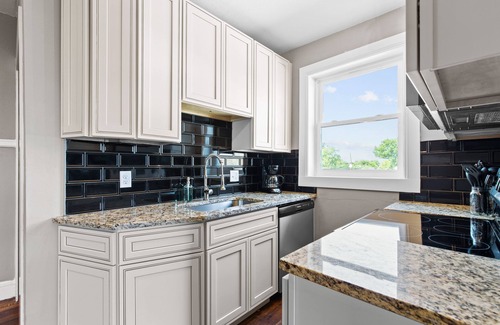 The Southampton Apartment | Stay STL*Long Term Stays*Private Balcony*Pets