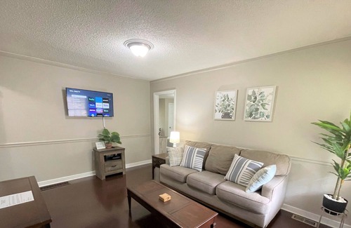 New Castle House | Stay @ The Bungalow - Remodeled & 15 min. to DT