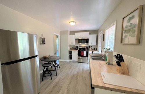 New Castle House | Stay @ The Orchid - Remodeled & 13 Minutes to DT