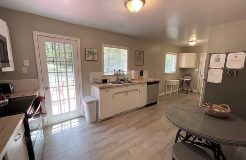 New Castle House | Stay @ The Orchid - Remodeled & 13 Minutes to DT