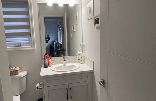 Calgary House | Stay with JAI - Cozy Suite Close to YYC Airport