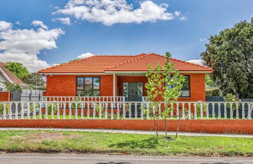 Surrey Hills House | StayAU Spacious 4BR Family Home in Surrey Hills
