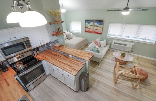 Lawrence House | StayAwhile: Country Retreat, your Peaceful Lawrence Getaway!