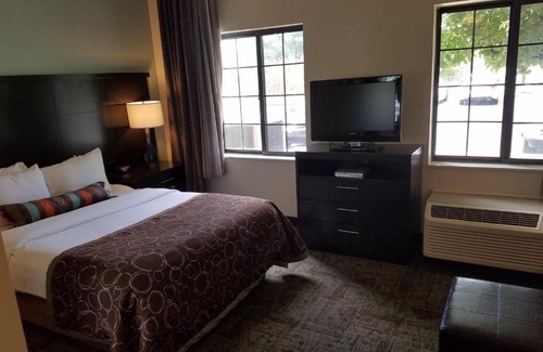 West Chester Hotel | Staybridge Suites - Cincinnati North by IHG
