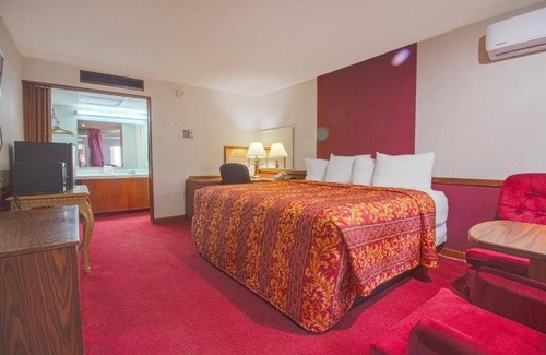 Liberal Hotel | Staycation King Room, Pet Friendly, Parking, Near Cafe