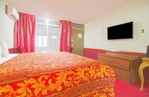Liberal Hotel | Staycation King Room, Pet Friendly, Parking, Near Cafe
