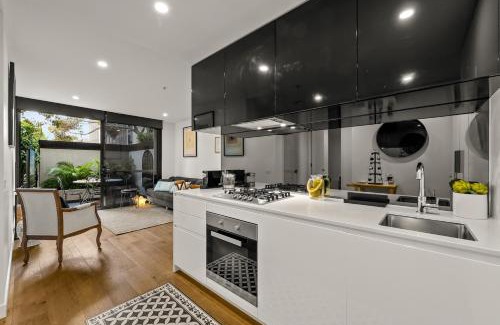 Hawthorn East Apartment | StayCentral - Hawthorn East - Study, 2 Car spaces