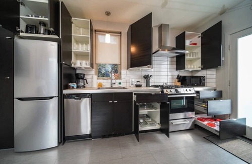 Belmont House | #StayInMyDistrict Buckman Bright Spacious Townhome