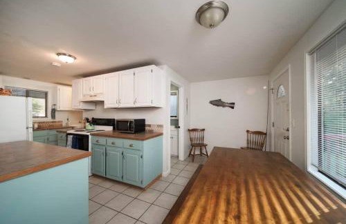 Rockaway Beach House | #StayInMyDistrict Cozy Rockaway Beach Cottage