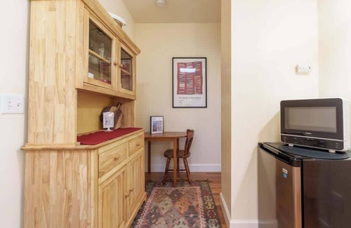 Alphabet Historic District Apartment | #StayInMyDistrict NWCozy+Central