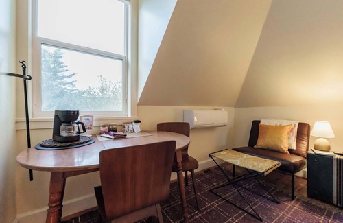 Alphabet Historic District Apartment | #StayInMyDistrict NWCozy+Central