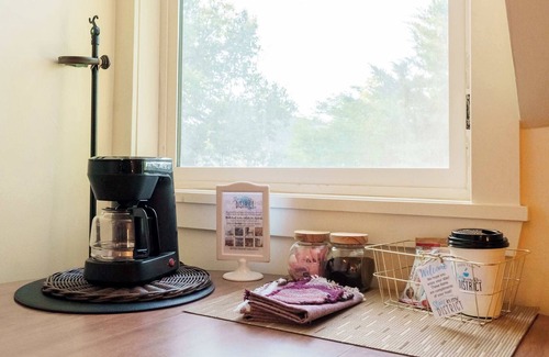 Alphabet Historic District Apartment | #StayInMyDistrict NWCozy+Central