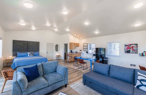 Port Orford Apartment | #StayinMyDistrict Oceanview Studio Loft