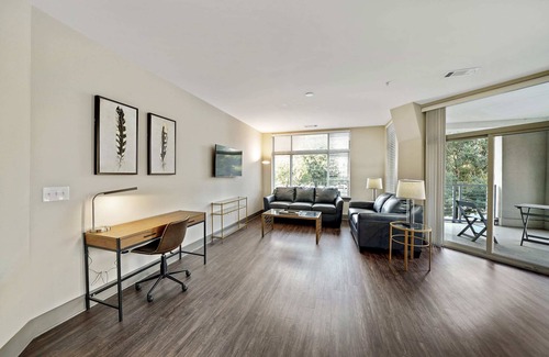 Third Ward Condo | StaysByWalker Uptown 2BR - 1GWIFI/KingBeds/Parking