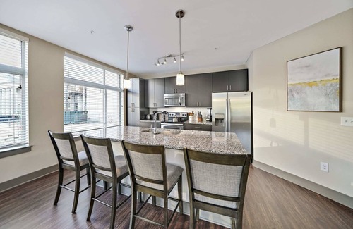 Third Ward Condo | StaysByWalker Uptown 2BR - 1GWIFI/KingBeds/Parking