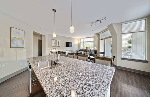 Third Ward Condo | StaysByWalker Uptown 2BR - 1GWIFI/KingBeds/Parking