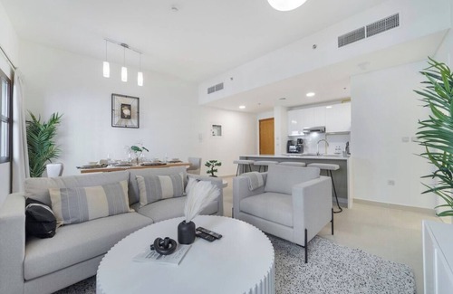 Dubai Apartment | StayShort - Restful 1-Bedroom Apartment at Al Andalus in Jumeirah Golf Estates