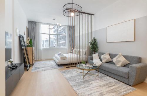 Dubai Sports City Apartment | StayShort - Amazing Studio Apartment in Frankfurt, Sports City