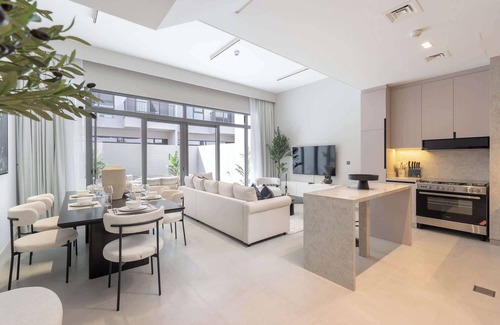 Dubai Villa | StayShort - Classy 4-Bedroom Villa With Spacious Balcony in Nad Al Sheba