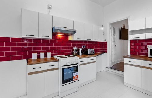 Stoke-on-Trent House | ⭑ Staywhenever TS- 4 Bedroom House | King Size Beds | Sleeps 9 ⭑