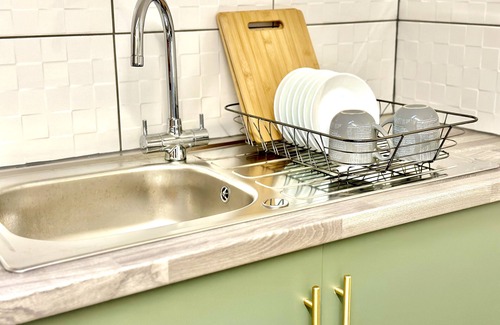 Nottingham House | STAYZED - Cosy Home, Walk To Nottingham City Centre, Amenities and Food Places