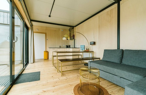 Ouddorp Ski Chalet | Steel house with wood finish: sturdy cabin for four persons.