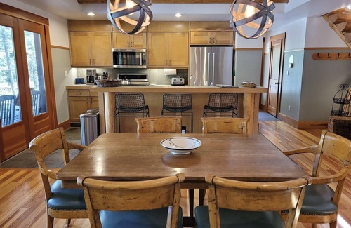 Mazama House | Steelhead Lodge in Mazama-Close to ski trails at the base of the North Cascades!