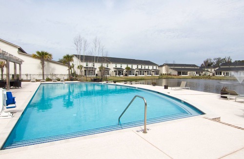 Epworth Acres House | Stellar townhome near everything fun on SSI!