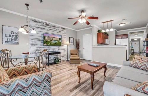 Huddleston Condo | Step-Free 2BR 2BA with King & Queen Beds