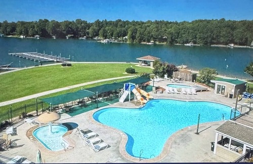 Huddleston Condo | Step-Free 2BR 2BA with King & Queen Beds