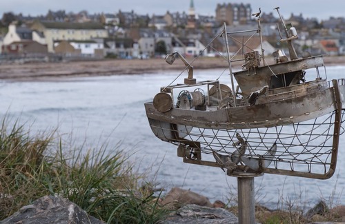 Stonehaven Apartment | Stepping Stone Apartment is a stone throw away from Stonehaven Beach, with Two Bedrooms and Views