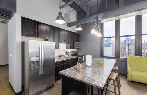 Pittsburgh Apartment | Steps 2 Everything! - KING Bed - Amazing Roof Gym