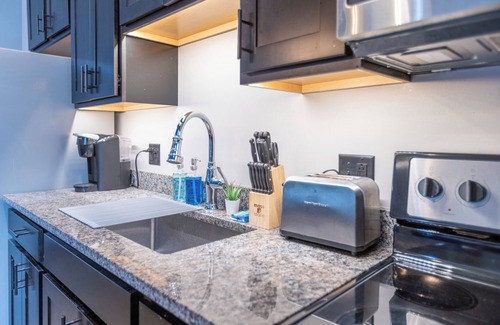 Pittsburgh Apartment | Steps 2 Everything! - KING Bed - Amazing Roof Gym