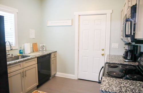 Greenville House | Steps Away Downtown Douthit Greenville Getaway!