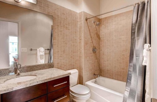 George Washington University Apartment | Steps from National Mall& White House | nr Foggy Bottom