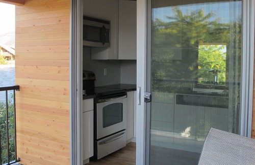 Okanagan-Similkameen Apartment | Steps From Okanagan Lake Beach