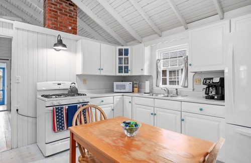 Brewster Cottage | Steps from the Bay at Prestons Haven