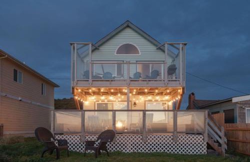 Waldport House | Steps From The Beach! HotTub, $1M Ocean View, Deck