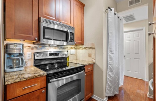 North University Condo | Steps from UT ✔️ 2 Heavenly King Beds ❤️ Retro 80s Getaway w/Gig-Speed WiFi