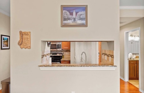 North University Condo | Steps from UT ✔️ 2 Heavenly King Beds ❤️ Retro 80s Getaway w/Gig-Speed WiFi