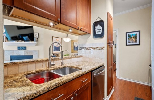 North University Condo | Steps from UT ✔️ 2 Heavenly King Beds ❤️ Retro 80s Getaway w/Gig-Speed WiFi