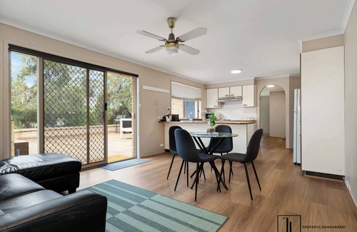 Surfside House | Steps to Beach & Local Shops | Myamba Sands
